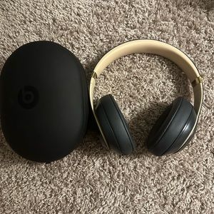 Beats Studio3 Wireless Noice Cancelling Headphones & Case
